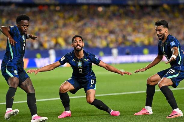 Futbalisti Brazílie sa tešia z&nbsp;druhého gólu do&nbsp;siete Haiti v&nbsp;zápase 2.&nbsp;kola skupiny C na&nbsp;MS vo&nbsp;futbale 2026: zľava Vinicius Júnior, Matheus Cunha a&nbsp;Lucas Paquetá