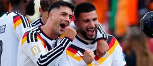 Záložník Nadiem Amiri a útočník Deniz Undav (vpravo) oslavujú druhý gól Nemecka do siete Pobrežia Slonoviny v zápase 2. kola skupiny E na MS vo futbale 2026