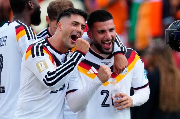 Záložník Nadiem Amiri a&nbsp;útočník Deniz Undav (vpravo) oslavujú druhý gól Nemecka do&nbsp;siete Pobrežia Slonoviny v&nbsp;zápase 2.&nbsp;kola skupiny E na&nbsp;MS vo&nbsp;futbale 2026