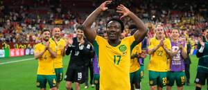 Austrálsky pravý krídelník Nestory Irankunda (v popredí) a jeho spoluhráči sa tešia z víťazstva Austrálie nad Tureckom v 1. kole skupinovej fázy MS vo futbale 2026
