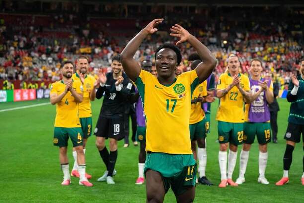Austrálsky pravý krídelník Nestory Irankunda (v popredí) a&nbsp;jeho spoluhráči sa tešia z&nbsp;víťazstva Austrálie nad&nbsp;Tureckom v&nbsp;1. kole skupinovej fázy MS vo&nbsp;futbale 2026