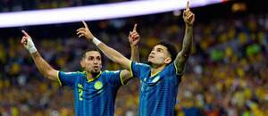 Kolumbijský pravý obranca Daniel Muñoz a ľavý krídelník Luis Díaz (vpravo) oslavujú gól v zápase Uzbekistan vs. Kolumbia v rámci 1. kola skupinovej fázy MS vo futbale 2026