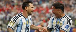 Argentínčania Lionel Mesi (vľavo) a Enzo Fernández sa tešia z gólu v zápase Argentína vs. Rakúsko v 2. kole skupiny J na MS vo futbale 2026