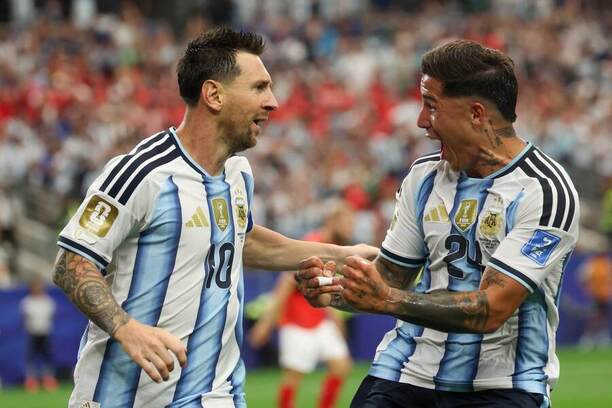 Argentínčania Lionel Mesi (vľavo) a&nbsp;Enzo Fernández sa tešia z&nbsp;gólu v&nbsp;zápase Argentína vs. Rakúsko v&nbsp;2. kole skupiny J na&nbsp;MS vo&nbsp;futbale 2026