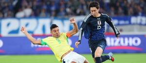 Zľava brazílsky defenzívny stredopoliar Casemiro a japonský ofenzívny záložník Daichi Kamada počas prípravného zápasu Japonsko vs. Brazília v októbri 2025