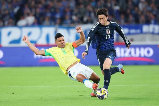 Zľava brazílsky defenzívny stredopoliar Casemiro a&nbsp;japonský ofenzívny záložník Daichi Kamada počas prípravného zápasu Japonsko vs. Brazília v&nbsp;októbri 2025
