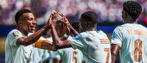 Zľava Kylian Mbappé a Ousmane Dembélé (obaja v popredí) sa tešia z tretieho gólu Francúzska v zápase proti Nórsku v skupinovej fáze MS vo futbale 2026