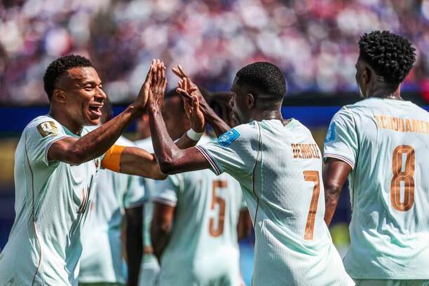 Zľava Kylian Mbappé a&nbsp;Ousmane Dembélé (obaja v&nbsp;popredí) sa tešia z&nbsp;tretieho gólu Francúzska v&nbsp;zápase proti Nórsku v&nbsp;skupinovej fáze MS vo&nbsp;futbale 2026