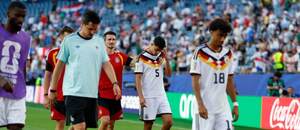 Hráči nemeckej reprezentácie po neúspešnom penaltovom rozstrele v šestnásťfinálovom zápase proti Paraguaju na MS vo futbale 2026