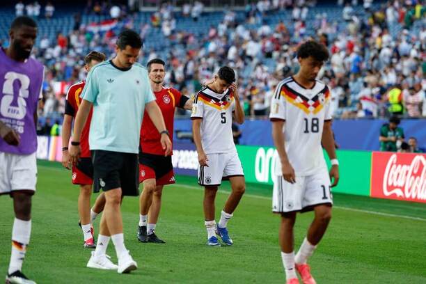 Hráči nemeckej reprezentácie po neúspešnom penaltovom rozstrele v šestnásťfinálovom zápase proti Paraguaju na MS vo futbale 2026