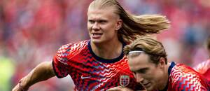 Futbalisti Nórska, zľava Erling Braut Haaland a Kristian Thorstvedt pred zápasom Nórska proti Francúzsku v 3. kole skupinovej fázy MS vo futbale 2026