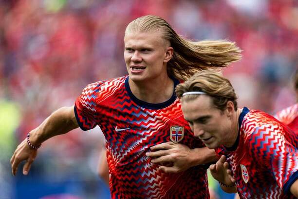 Futbalisti Nórska, zľava Erling Braut Haaland a&nbsp;Kristian Thorstvedt pred&nbsp;zápasom Nórska proti Francúzsku v&nbsp;3. kole skupinovej fázy MS vo&nbsp;futbale 2026