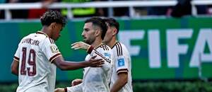 Španiel Alex Baena medzi spoluhráčmi v zápase s Uruguajom.