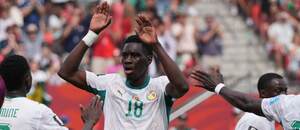 Pravý krídelník Senegalu Ismaïla Sarr (uprostred) sa teší zo svojho gólu v zápase Senegal vs. Irak v skupinovej fáze MS vo futbale 2026
