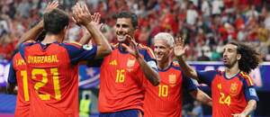 Španielsky útočník Mikel Oyarzabal (v popredí zľava) prijíma gratulácie od svojich spoluhráčov ku vstrelenému gólu v zápase Španielsko vs. Saudská Arábia v skupinovej fáze MS vo futbale 2026
