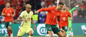 Lamine Yamal a Cristiano Ronaldo v zápase Portugalsko vs. Španielsko