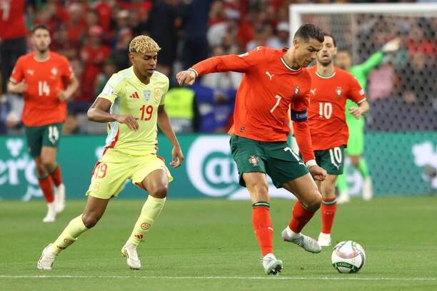 Lamine Yamal a&nbsp;Cristiano Ronaldo v&nbsp;zápase Portugalsko vs. Španielsko