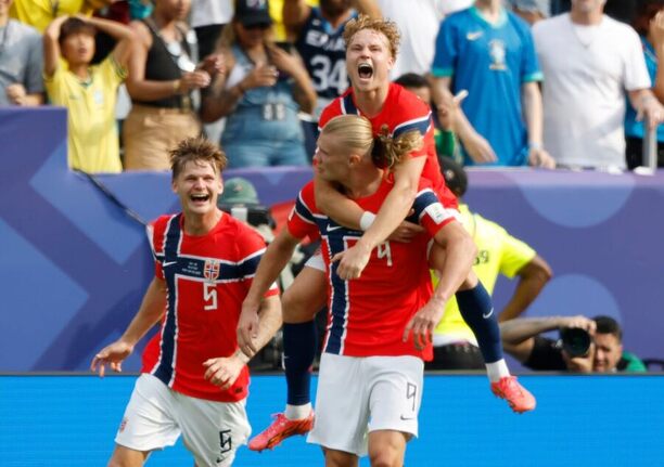 Erling Haaland a nórski hráči oslavujú víťazstvo 2:1 nad Brazíliou.