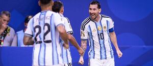 Pravý krídelník Argentíny Lionel Messi (vpravo) oslavuje so spoluhráčmi svoj gól v šestnásťfinálovom zápase Argentína vs. Kapverdy na MS vo futbale 2026