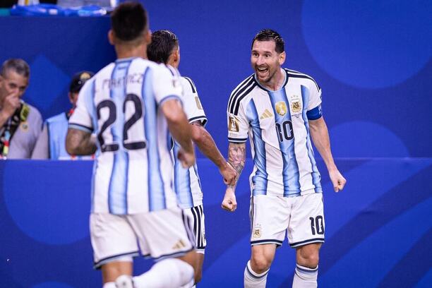 Pravý krídelník Argentíny Lionel Messi (vpravo) oslavuje so&nbsp;spoluhráčmi svoj gól v&nbsp;šestnásťfinálovom zápase Argentína vs. Kapverdy na&nbsp;MS vo&nbsp;futbale 2026