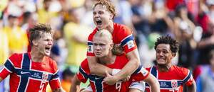 Kanonier Nórska Erling Haaland (uprostred s čislom dresu 9) oslavuje so spoluhráčmi svoj gól do siete Brazílie v osemfinále MS vo futbale 2026