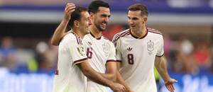 Zľava Španieli Mikel Oyarzabal, Mikel Merino a Fabián Ruiz oslavujú triumf svojho tímu nad Portugalskom v osemfinále MS vo futbale 2026