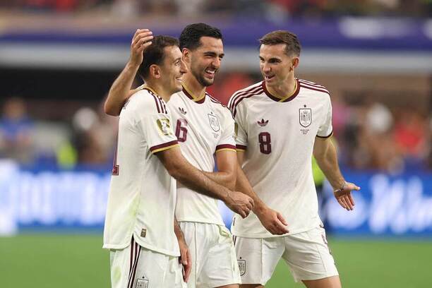 Zľava Španieli Mikel Oyarzabal, Mikel Merino a&nbsp;Fabián Ruiz oslavujú triumf svojho tímu nad&nbsp;Portugalskom v&nbsp;osemfinále MS vo&nbsp;futbale 2026