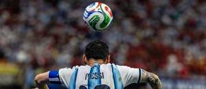 Lionel Messi s loptou nad hlavou.
