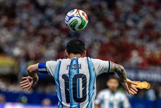 Lionel Messi s&nbsp;loptou nad&nbsp;hlavou.