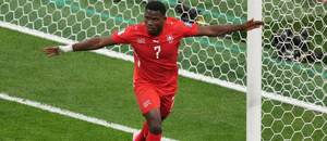 Útočník Švajčiarska Breel Embolo oslavuje svoj gól do siete Alžírska v šestnásťfinále MS vo futbale 2026