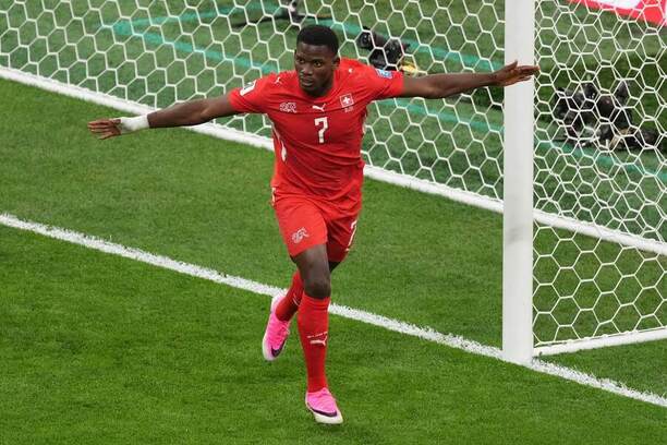 Útočník Švajčiarska Breel Embolo oslavuje svoj gól do&nbsp;siete Alžírska v&nbsp;šestnásťfinále MS vo&nbsp;futbale 2026