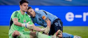 Brankár ŠK Slovan Dominik Takáč (vľavo) a jeho spoluhráč z obrany Svetozar Marković počas nikeligového zápasu v sezóne 2025/2026