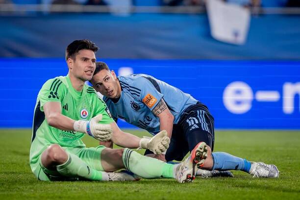 Brankár ŠK Slovan Dominik Takáč (vľavo) a&nbsp;jeho spoluhráč z&nbsp;obrany Svetozar Marković počas nikeligového zápasu v&nbsp;sezóne 2025/2026