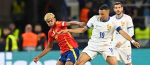Lamine Yamal a Kylian Mbappé v súboji o loptu