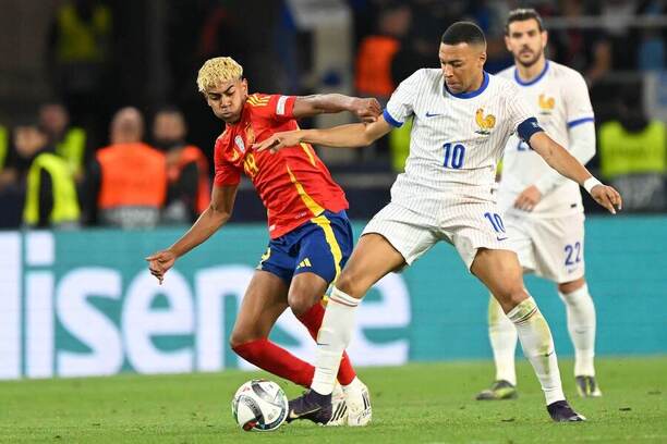Lamine Yamal a&nbsp;Kylian Mbappé v&nbsp;súboji o&nbsp;loptu