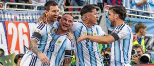 Argentínski futbalisti (zľava) Lionel Messi, Alexis Mac Allister, Enzo Fernández a Nicolás Tagliafico sa radujú z gólu do siete Švajčiarska vo štvrťfinálovom zápase Argentína vs. Švajčiarsko na MS vo futbale 2026