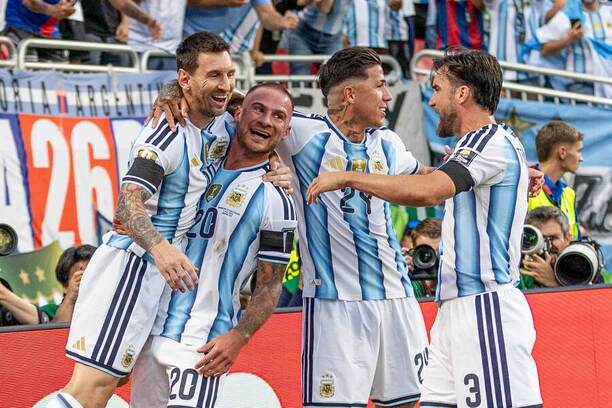 Argentínski futbalisti (zľava) Lionel Messi, Alexis Mac Allister, Enzo Fernández a&nbsp;Nicolás Tagliafico sa radujú z&nbsp;gólu do&nbsp;siete Švajčiarska vo&nbsp;štvrťfinálovom zápase Argentína vs. Švajčiarsko na&nbsp;MS vo&nbsp;futbale 2026
