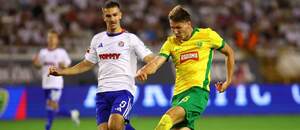 Žilinský útočník Marko Roginić (vpravo) a obranca Hajduku Alec Van Hoorenbeeck počas prvého zápasu HNK Hajduk Split vs. MŠK Žilina v 1. predkole Európskej ligy UEFA 2026/2027