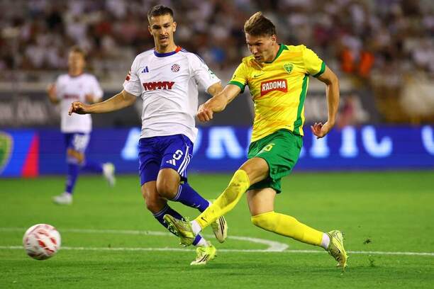 Žilinský útočník Marko Roginić (vpravo) a&nbsp;obranca Hajduku Alec Van Hoorenbeeck počas prvého zápasu HNK Hajduk Split vs. MŠK Žilina v&nbsp;1. predkole Európskej ligy UEFA 2026/2027