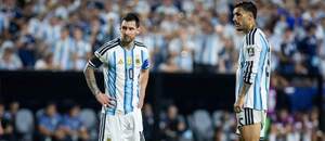 Argentínčania Lionel Messi (vľavo) a Leandro Paredes pred priamym kopom vo štvrťfinálovom zápase Argentína vs. Švajčiarsko na MS vo futbale 2026