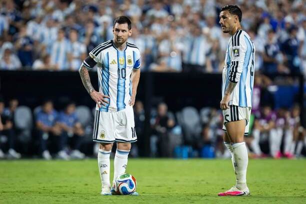 Argentínčania Lionel Messi (vľavo) a&nbsp;Leandro Paredes pred&nbsp;priamym kopom vo&nbsp;štvrťfinálovom zápase Argentína vs. Švajčiarsko na&nbsp;MS vo&nbsp;futbale 2026