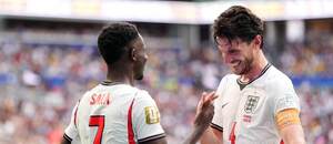 Bukayo Saka a Declan Rice oslavujú gól do siete Francúzska.