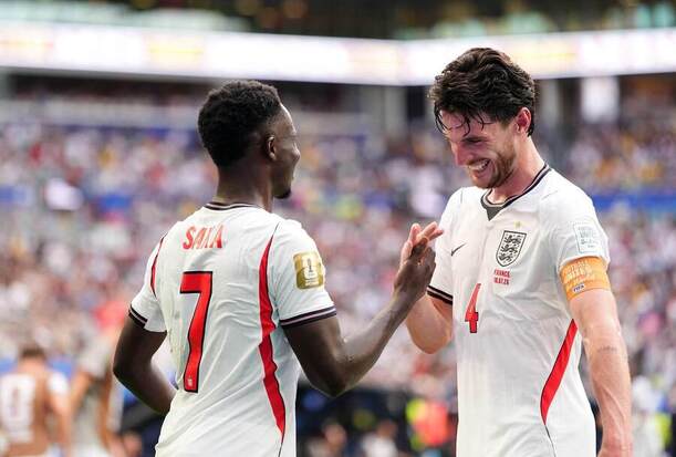 Bukayo Saka a&nbsp;Declan Rice oslavujú gól do&nbsp;siete Francúzska.