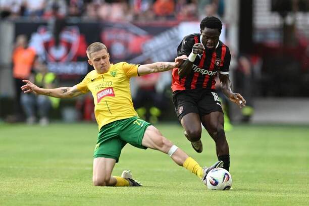 Vľavo obranca MŠK Žilina Timotej Hranica, vpravo krídelník FC Spartak Trnava Hilary Gong
