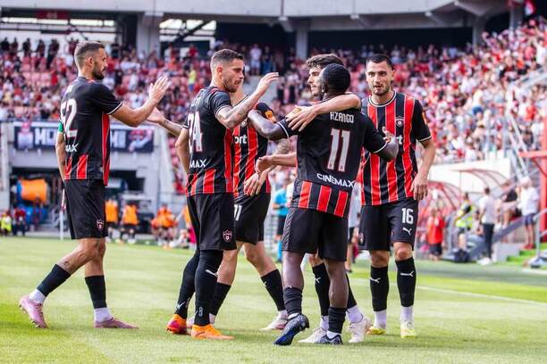 Hráči Spartaka Trnava oslavujú gól