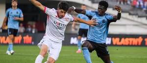 Defenzívny záložník Iberie Nikoloz Dadiani (vľavo) a ľavý krídelník Slovana Alasana Yirajang počas prvého zápasu FC Iberia 1999 vs. ŠK Slovan Bratislava v 2. predkole Ligy majstrov 2026/2027