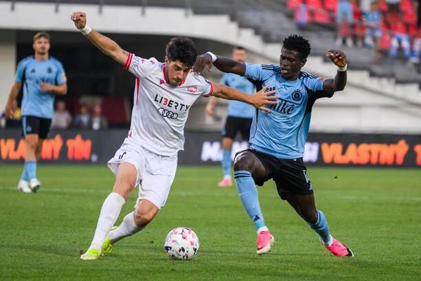 Defenzívny záložník Iberie Nikoloz Dadiani (vľavo) a&nbsp;ľavý krídelník Slovana Alasana Yirajang počas prvého zápasu FC Iberia 1999 vs. ŠK Slovan Bratislava v&nbsp;2. predkole Ligy majstrov 2026/2027