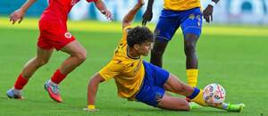 Futbalisti Dunajskej Stredy v predkole Konferenčnej ligy: Uroš Kabič (na zemi) a Samsindin Ouro.