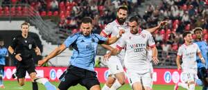 Slovan vs. Iberia. Na fotke Mykola Kucharevyč (Slovan), Valid Sehimovic a Jemal-Giorgi Jinjolava (obaja Iberia)