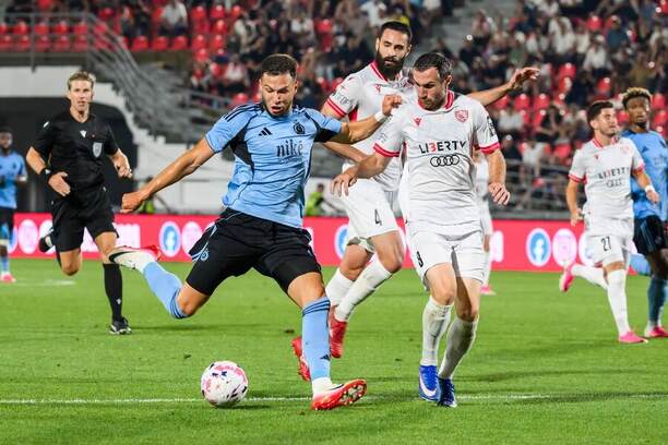 Slovan vs. Iberia. Na&nbsp;fotke Mykola Kucharevyč (Slovan), Valid Sehimovic a&nbsp;Jemal-Giorgi Jinjolava (obaja Iberia)